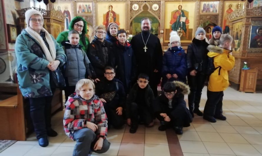 Школьники посетили храм святых бессребреников и чудотворцев Космы и Дамиана в Космодемьянском