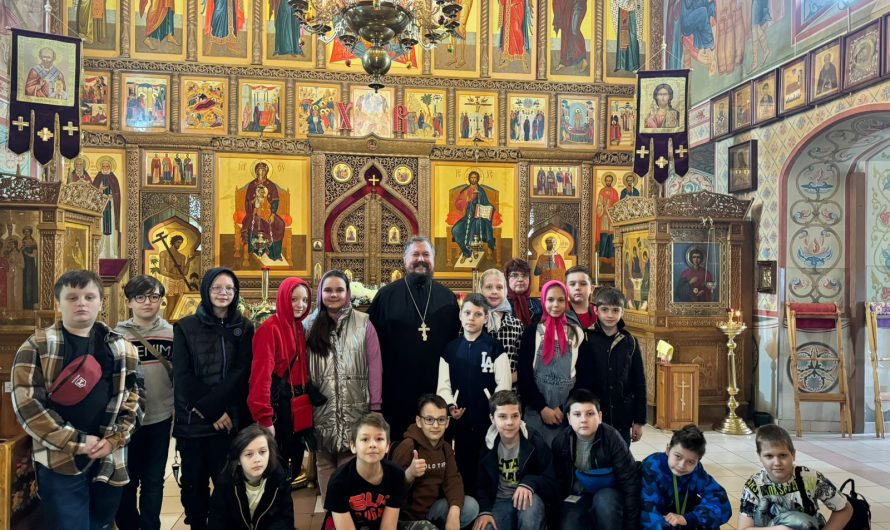 Школьники посетили храм святых бессребреников и чудотворцев Космы и Дамиана в Космодемьянском.