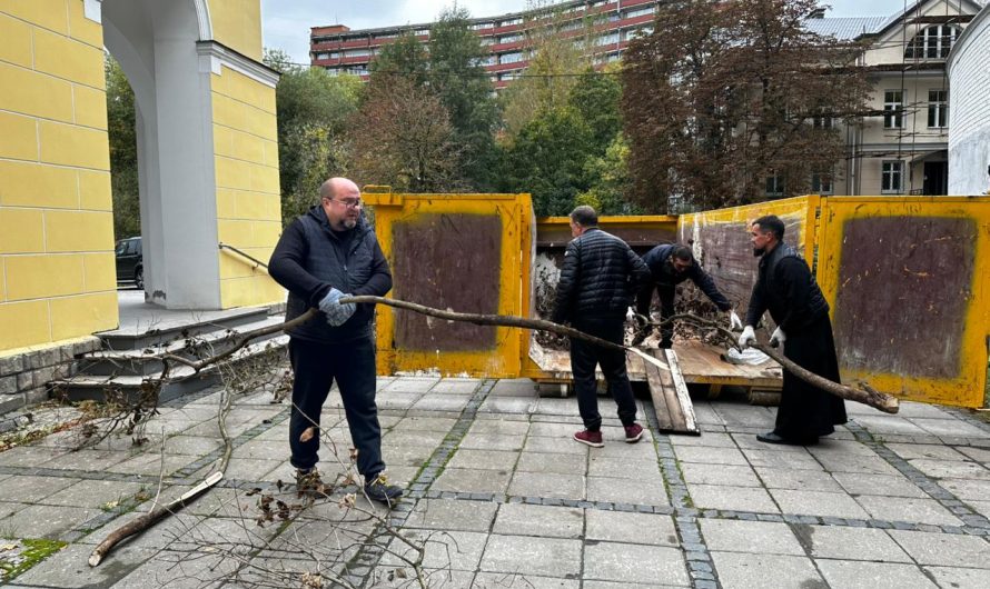 Уборка территории храма свв. Космы и Дамиана в Космодемьянском г. Москвы.